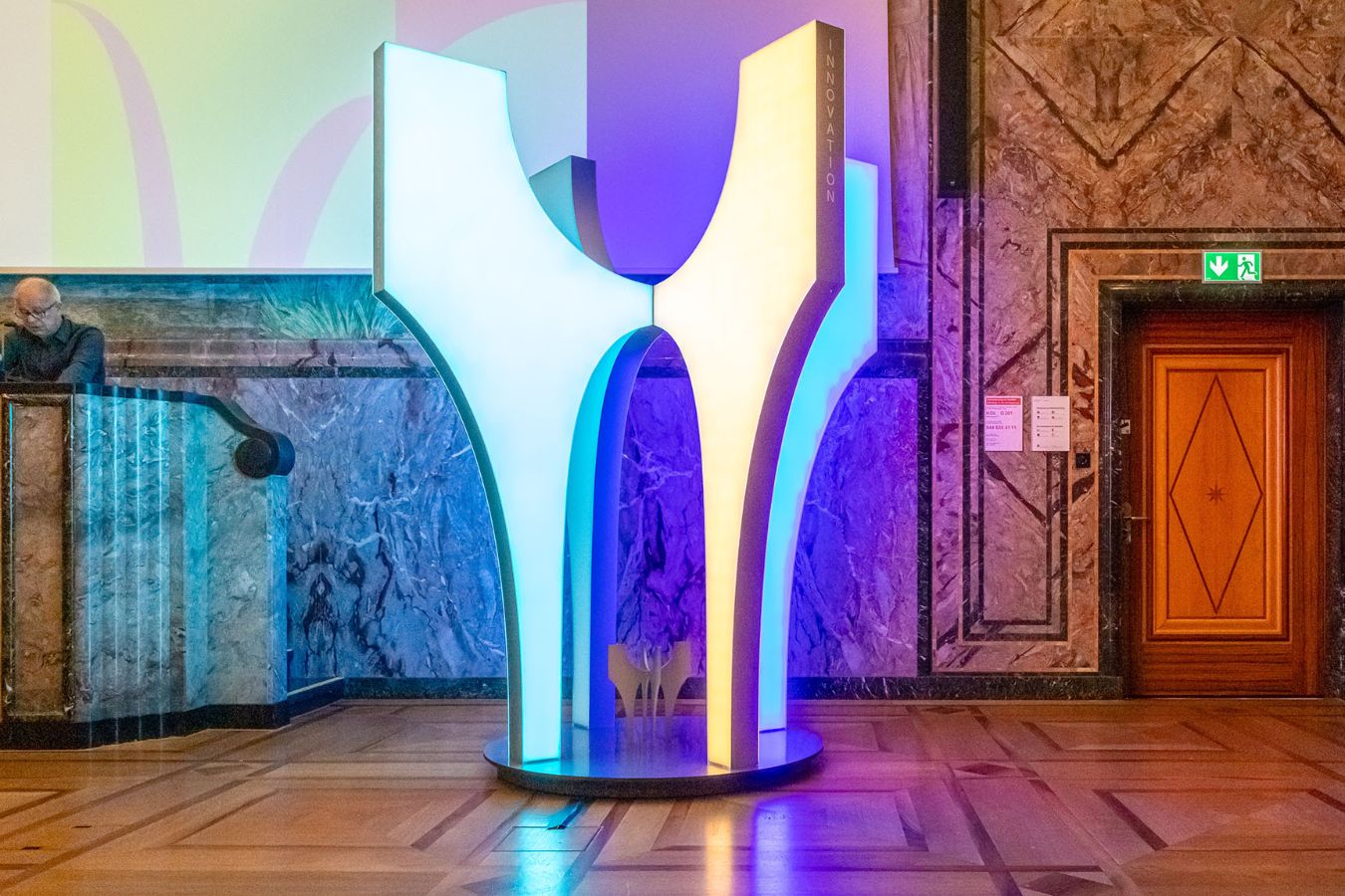 Nachhaltigkeit, Innovation, Zukunft und Offenheit: Vier Begriffe Mehrwerte des FORUM UZH, die in der abgebildeten baumähnlichen Skulptur sichtbar werden. Durch die LED-Beleuchtung wird sie während der Feier zum leuchtenden Mittelpunkt. Eine kleine Variante dieser Skulptur wurde anschliessend in das Fundament des FORUM UZH verwurzelt. (Foto: Hochbauamt Kanton Zürich, Tom Werder)